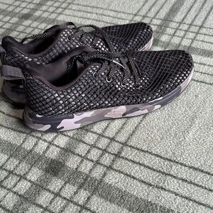 No Bull women size 8.5 Black Mesh Athletic Sneakers